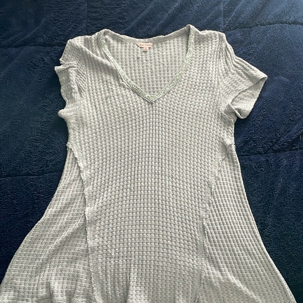 Adorable V neck Juicy Couture top